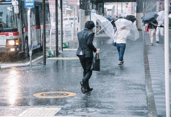 璨樹颱風來襲，中市照常上班課，勞工局表示，若勞工居住地有停止上班課而未上班，不能視曠職。（勞工局提供）