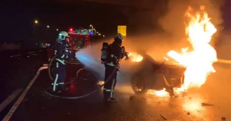 國道3號彰化快官北上路段暗夜發生追撞火燒車，造成前車起火燒到近乎全毀。（記者劉曉欣翻攝）