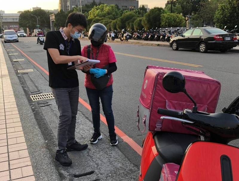 擔心下午風雨增加，中市勞工局要求2大外送平台，應評估天候狀況適當分派。（勞工局提供）