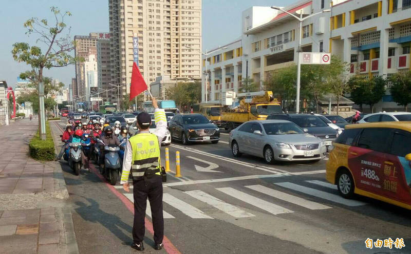 高市統計交通事故主要兩大族群，包括65歲以上高齡、18～24歲青年，統整各局處因應、改善。（記者黃良傑攝）