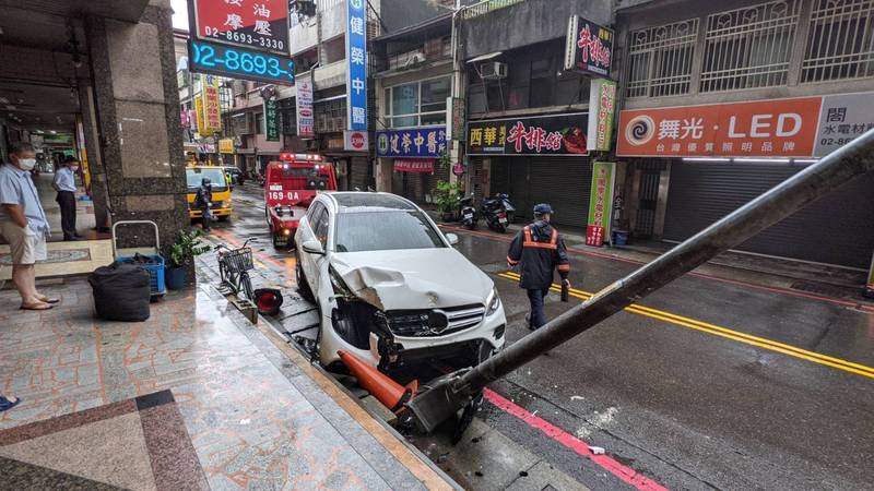 蕭男駕駛的賓士車撞倒路燈，車頭半毀。（記者吳昇儒翻攝）