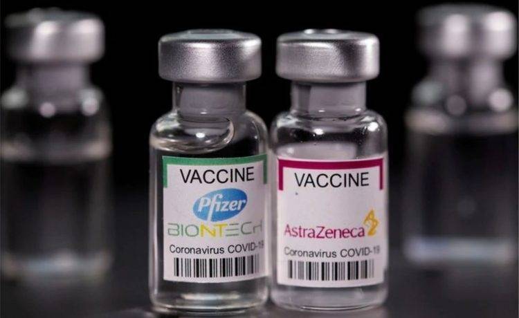 英国研究指出，BNT疫苗（左）的效力下降速度比AZ疫苗更快。（路透资料照）(photo:LTN)