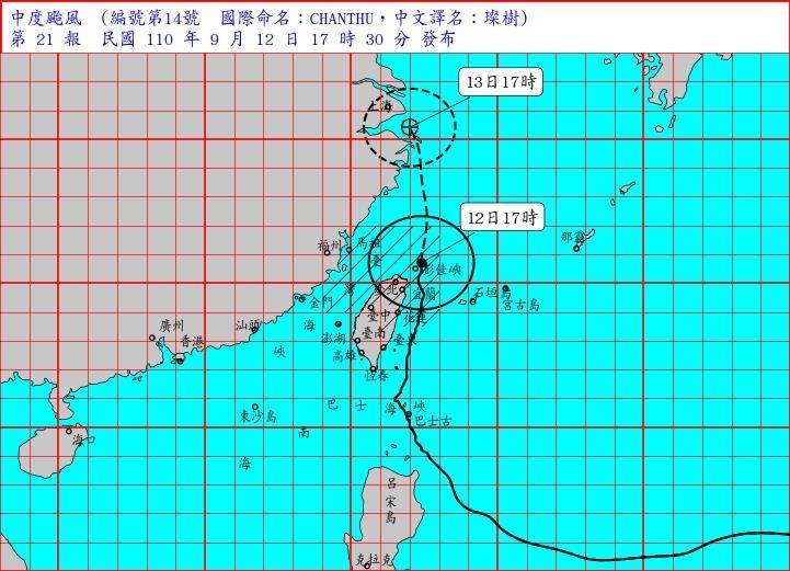 中央氣象局今天（12日）17時觀測，中颱璨樹中心位置在北緯 25.7 度，東經 122.4 度，即在台北的東北方約 120 公里之海面上，以每小時26轉14公里速度，向北轉北北西進行。暴風半徑略縮減為180 公里。（中央氣象局提供）