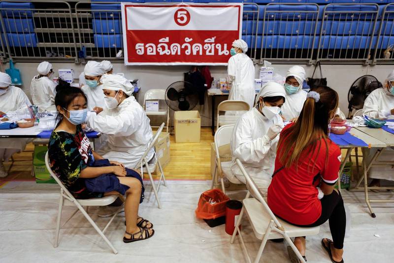 泰国医护人员为民众施打中国科兴疫苗。（路透档案照）(photo:LTN)