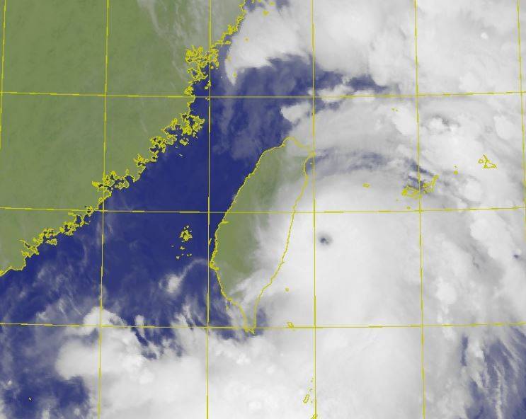 璨樹颱風中心點位於花蓮外海。（圖擷取自中央氣象局）