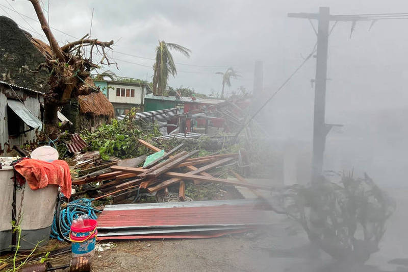 這2個颱風目前已造成至少有3萬3000名菲律賓人被迫疏散。（路透，本報合成）