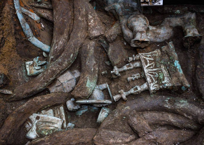三星堆考古发掘现场7、8号「祭祀坑」发现的大量象牙及青铜器、玉器。（图撷取自网路新华网）(photo:LTN)