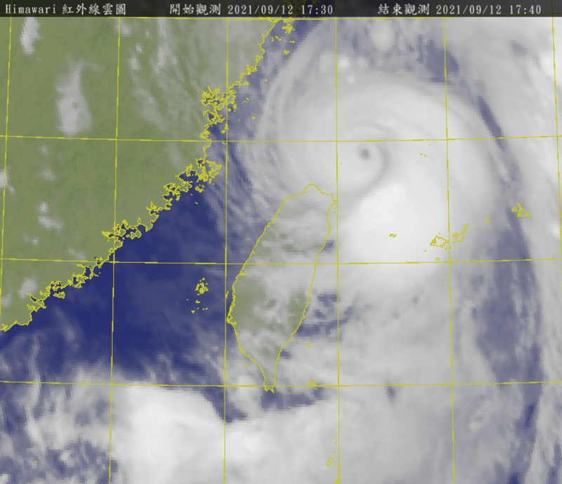 氣象局公布今天傍晚5點30分衛星雲圖，璨樹颱風約在台北東北方海面上。（圖擷取自中央氣象局）