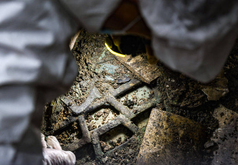 三星堆考古发掘现场7号「祭祀坑」发现的疑似金镶玉。（图撷取自网路新华网）(photo:LTN)