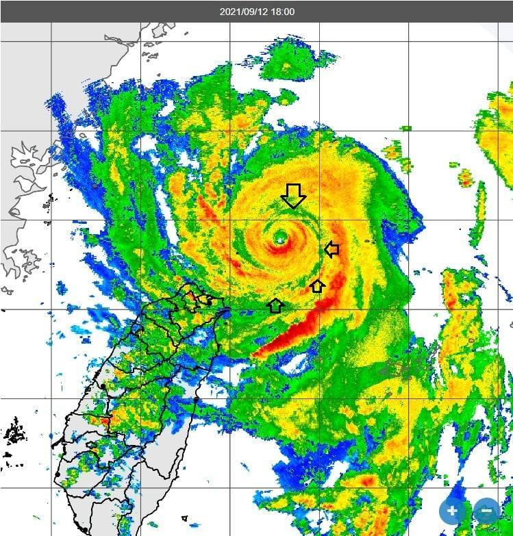 氣象局長鄭明典貼出雷達合成回波圖，他表示黑色箭頭處「綠色部分」屬於弱回波，由外圈旋入，這通常是颱風減弱過程的徵兆。（圖擷取自中央氣象局）