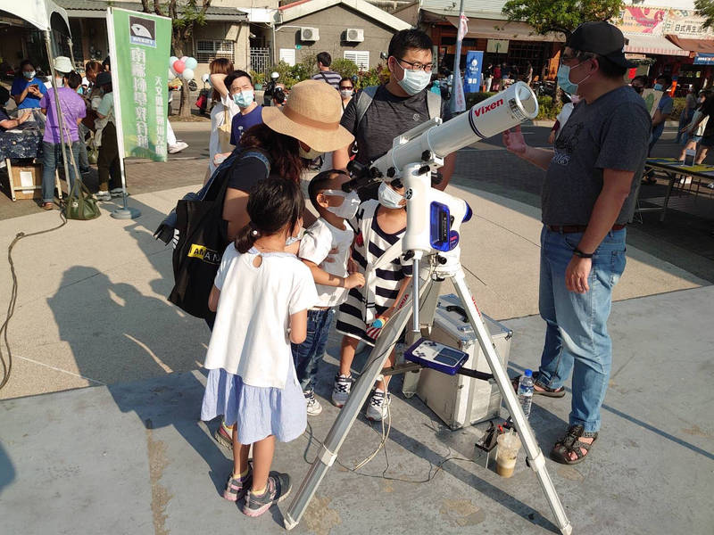 南瀛天文館因應中秋連假，18日至21日一連4天以「月亮星人是嫦娥！？」為主題，將舉辦月球相關主題闖關遊戲及觀測活動。（南瀛天文館提供）