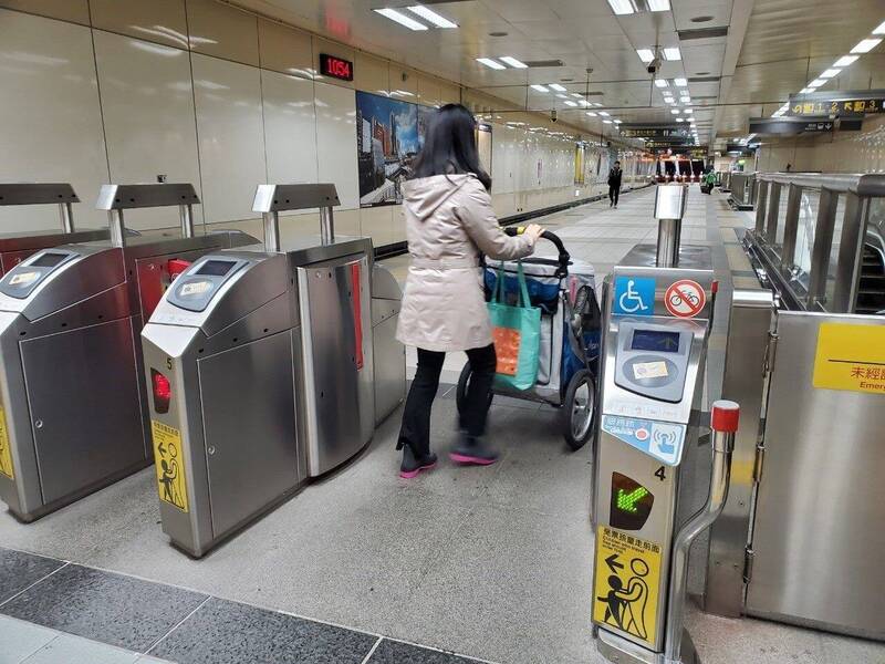 台北捷運但9月15日起將擴大開放大型寵物車搭乘。（北捷提供）