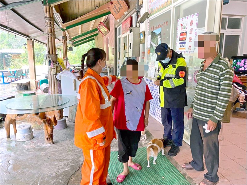 大溪警方、消防局第四大隊復興分隊派員至保全戶住所協助區公所進行預防性撤離。（記者李容萍翻攝）