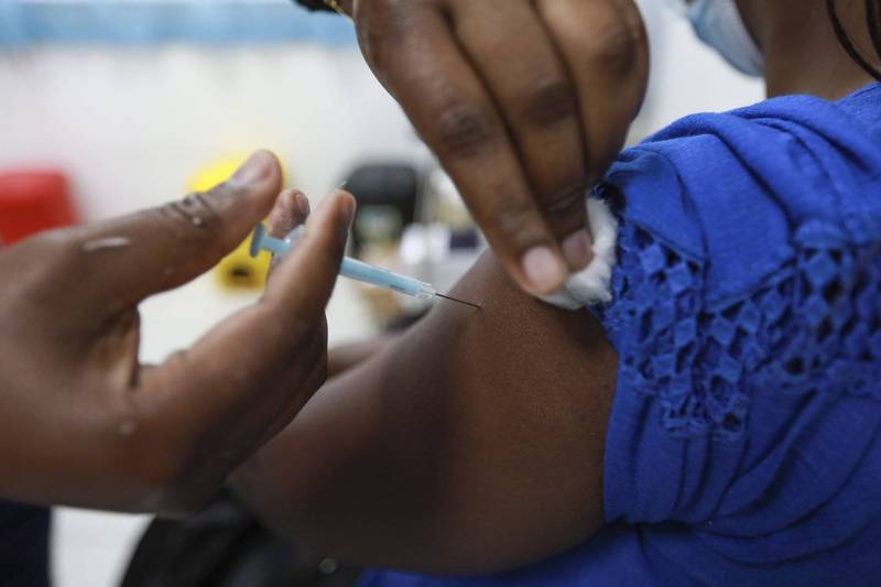 南非總統拉瑪佛沙（Cyril Ramaphosa）昨（12）日表示，由於該國人民確診率下降，將從今（13）日起放寬防疫限制措措施，但民眾出入公共場合仍必須戴口罩。另外，為提高疫苗施打率，當局將在2週內提出疫苗護照計畫。（歐新社）