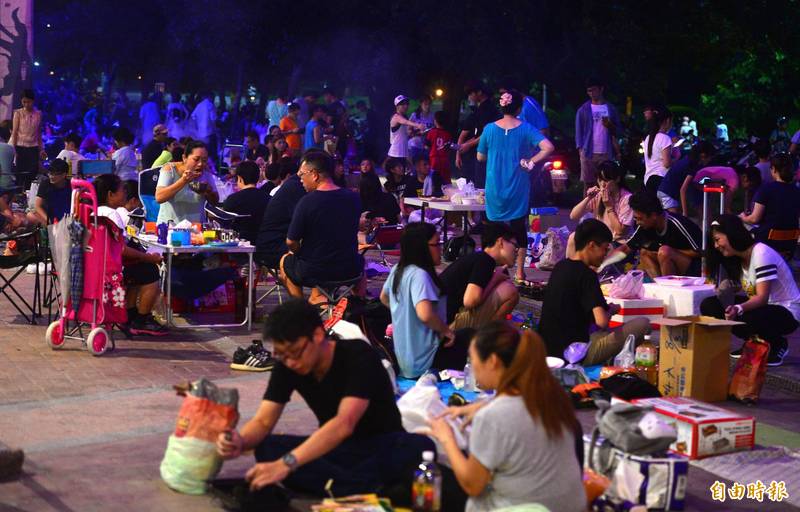 今年中秋節因疫情關係，台北市河濱公園禁止烤肉。（資料照，記者王藝菘攝）