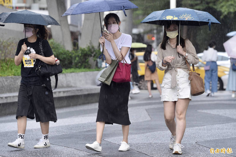 明天中南部地區整天不定時仍有陣雨或雷雨，整體降雨較今天減緩一些，其他地區為多雲到晴的天氣，午後有局部短暫雷陣雨。（資料照）