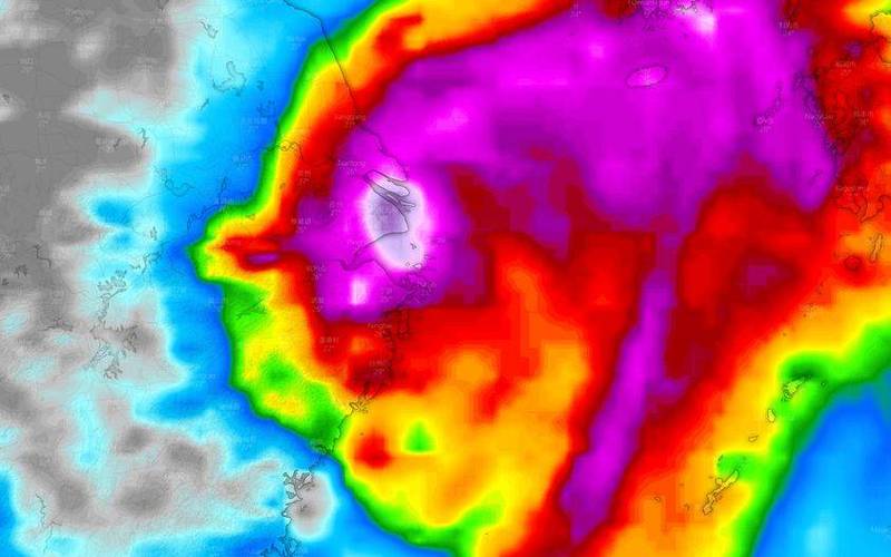 璨樹颱風從台灣東部海面掠過後直奔長江口，上海從13日晚上到15日都會有明顯風雨，「台灣颱風論壇｜天氣特急」直言，防災壓力會很大！（圖取自「台灣颱風論壇｜天氣特急」臉書）
