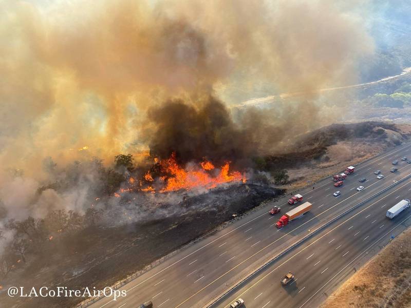 美国加州野火逼近5号州际公路，当局见状连忙採取封路措施。（美联社）(photo:LTN)