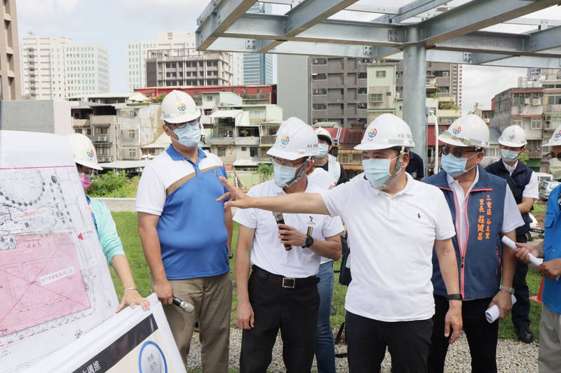 新北市長侯友宜視察三重興穀國小第一期工程完工使用情形。（圖由新北市政府提供）