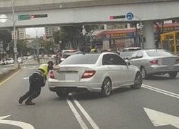 員警協助推車。（記者許國楨翻攝）