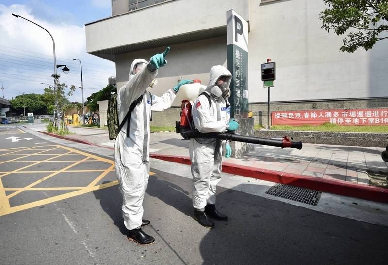 北市文山區1所國中、1所私立幼兒園的教職員因與確診者足跡重疊停課。圖為北市街頭消毒畫面。（資料照）

