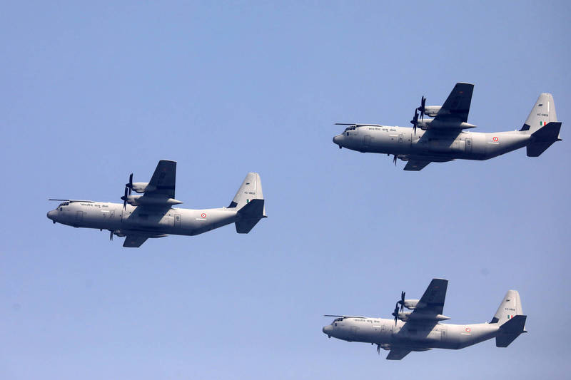 印度國防部長辛格與交通部長加德加里一同搭乘C-130J運輸機，降落國道。（彭博）