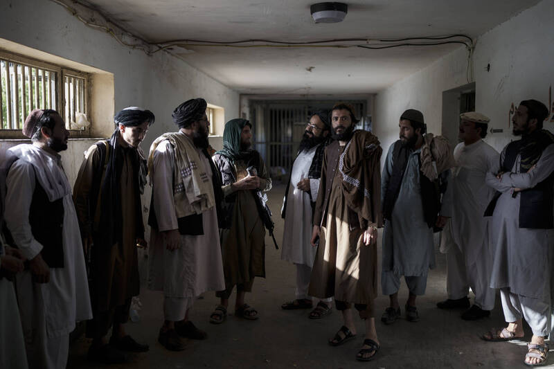 神学士们在Pul-e-Charkhi监狱闲聊。（美联社）(photo:LTN)