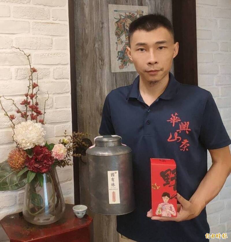 高雄青農劉士輔以台灣國有林原生山茶奪下國際名茶評比雙金。（記者陳文嬋攝）