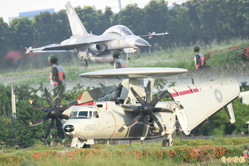 國軍漢光演習今在佳冬戰備道進行重頭戲「戰備道起降實兵操演」。（記者張忠義攝，本報合成）