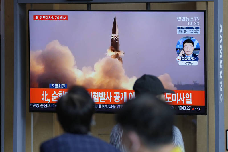北韓今天下午12時34分至12時39分之間，在平安南道陽德一帶向東海發射2枚短程彈道飛彈。（美聯社）