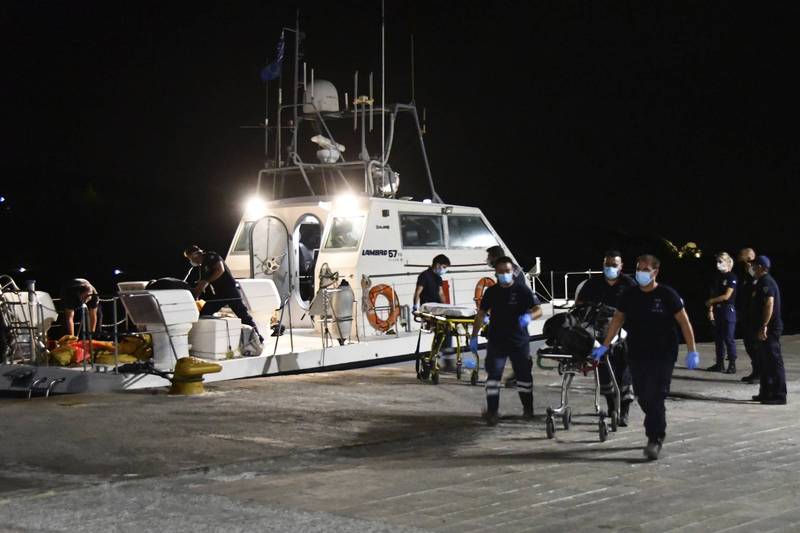 希腊萨摩斯岛附近週一惊传坠机事故，事后当地警消将罹难人员的遗体打捞上岸。（美联社）(photo:LTN)