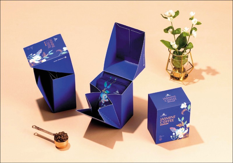 花壇鄉農會研發無毒茉莉花咖啡，創意包裝勇奪韓國K-Design Award設計大獎。 （花壇鄉農會提供）