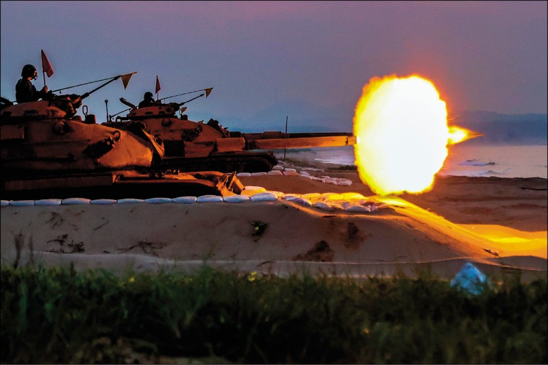 金防部昨執行聯合反登陸作戰操演，M60A3戰車對海面目標區射擊。（金防部提供）