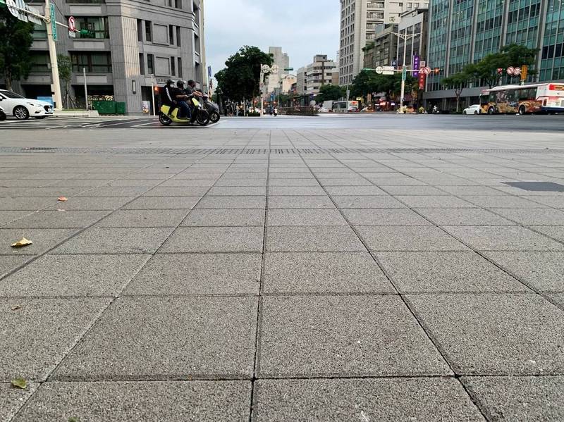 國立台北科技大學和台北市政府合作，研究發現人行道透水鋪面可降溫約3℃。（北科大提供）