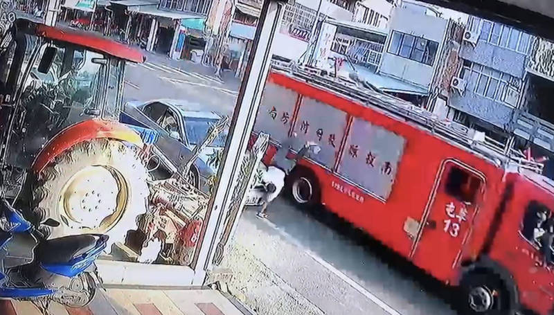 湯姓消防員的消防水箱車撞擊到鄧姓行人。（民眾提供）