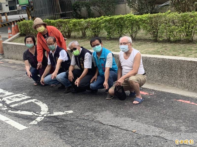 潭子區潭秀里南門街路面破損，賴朝國議員邀潭子區長林國聲會勘，區公所允諾改善，預計11月底完工。（記者歐素美攝）