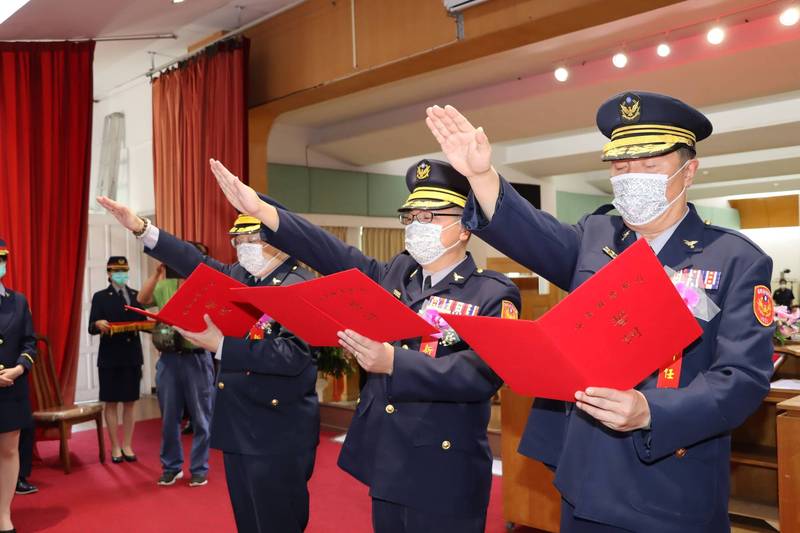 苗栗縣警察局督察長、主任秘書及苗栗、頭份、通霄3個分局長人事異動，今天舉辦聯合交接典禮。（圖由縣府提供）