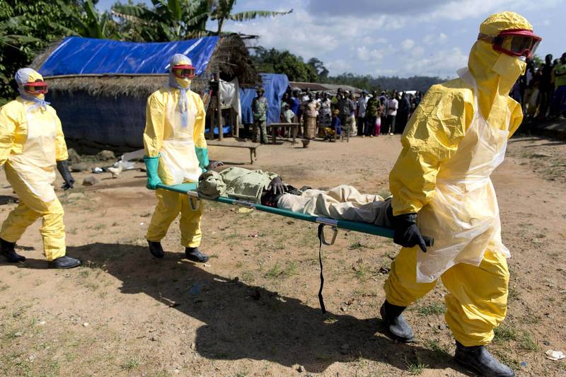 2014年11月穿着全套防护装的医疗人员在西非国家几内亚处理伊波拉疫情。（法新社档案照）(photo:LTN)