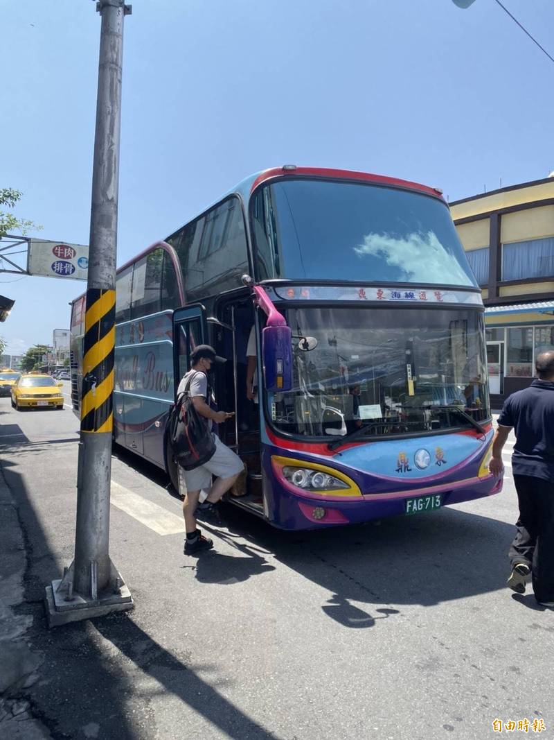 滿足花東地區民眾秋節返鄉需求，台東監理站增開接駁客運。（記者陳賢義攝）