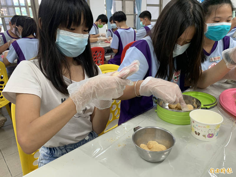 台南東山國小學生手作麻糬獻給土地公祝壽。（記者楊金城攝）