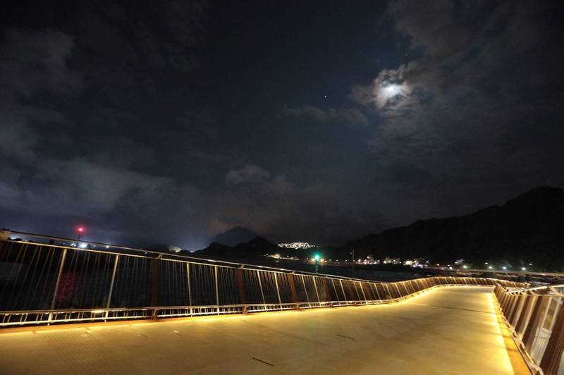 全長168公尺的基隆望海巷跨海景觀橋，今天晚間正式點燈啟用，在月色下的光雕橋梁格外美麗。（圖為基隆市政府提供）