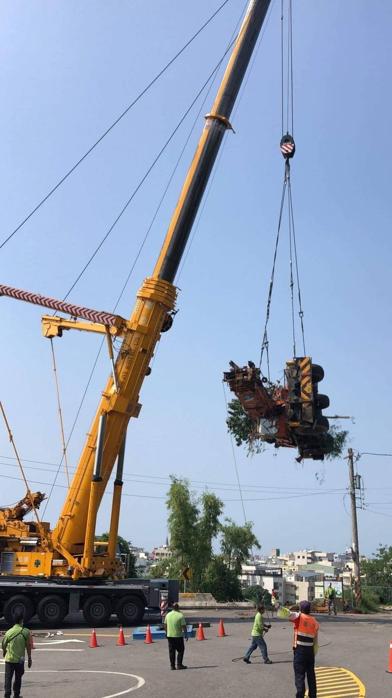 吊車翻落鰲峰山邊坡，出動大型吊車吊掛。（取自記者爆料網）