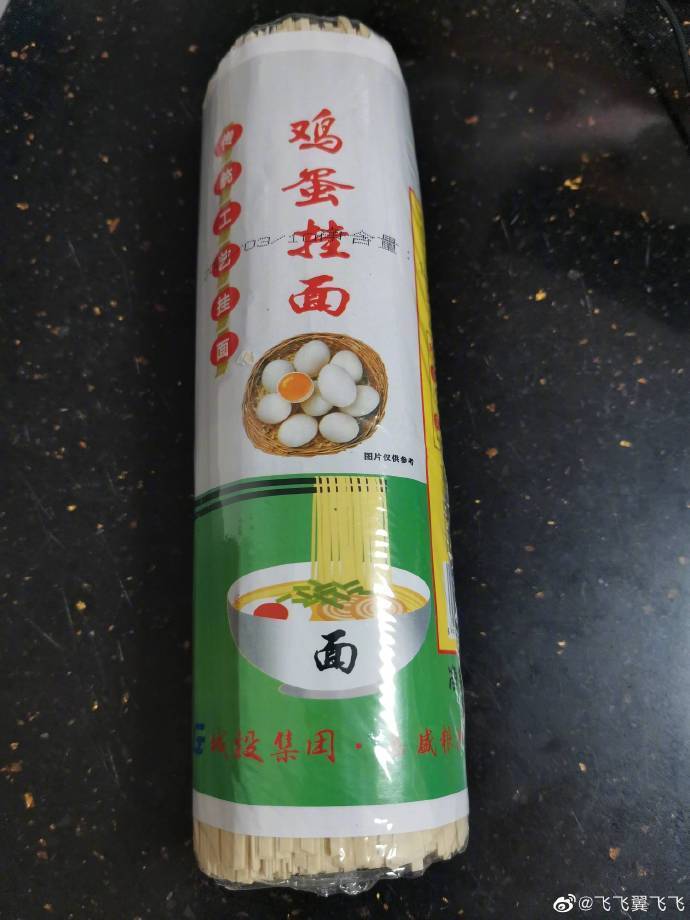 有中国网友收到公司的中秋礼品，竟然是一把面条。（翻摄微博）(photo:LTN)
