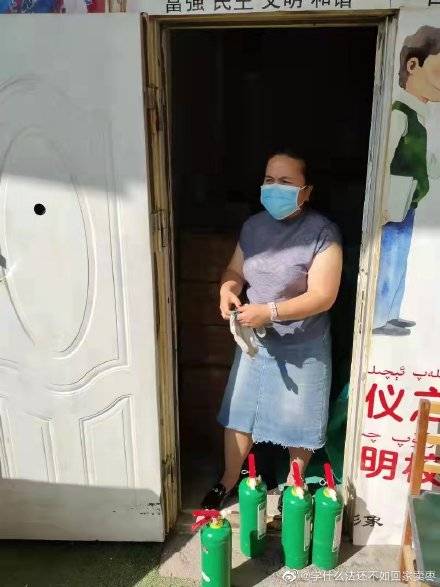 有中国网友的妈妈公司一人发一个绿色灭火器。（翻摄微博）(photo:LTN)