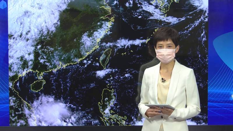 氣象局預報中心技正羅雅尹說明中秋連假天氣。（圖：氣象局提供）