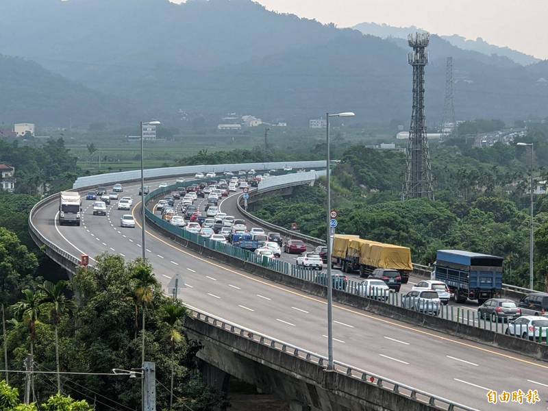 中秋連假首日，國道3號南下南投交流道路段，午後車多緩慢，一度走走停停。（記者劉濱銓攝）