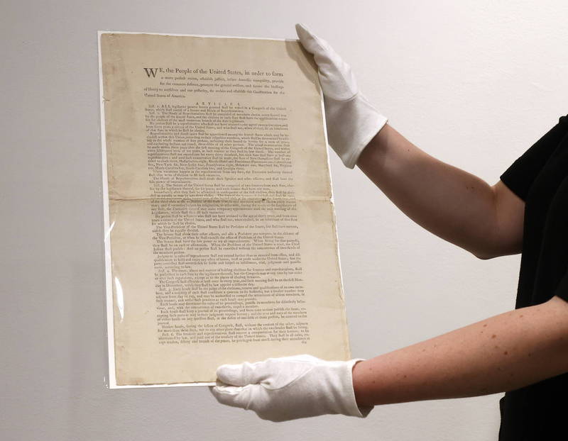 美国苏富比拍卖公司人员17日展示一份1787年初版正式印刷版美国宪法。（路透）(photo:LTN)