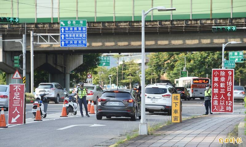 中秋連假開始，高速公路實施南下高乘載管制，員警在交流道入口攔檢。（記者方賓照攝）