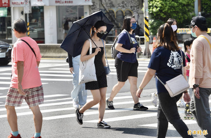 吳德榮表示，今日白天各地晴朗炎熱，民眾若安排戶外活動，應注意做好防曬、防中暑準備。（資料照）