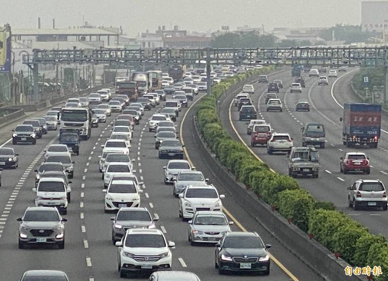 今天中秋節連假首日，國道1號中部南下變「大停車場」。 （記者湯世名攝）